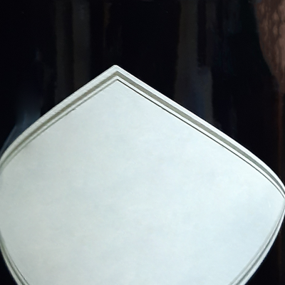 Garrafa preta com rótulo branco losango sem texto