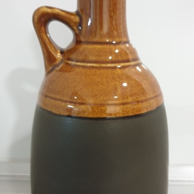 Garrafa de cerâmica bicolor com tampa e pega