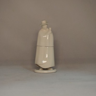 Figura decorativa branca em cerâmica com chapéu e sobretudo longo