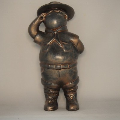 Estátua decorativa bronze figura humana com chapéu e lenço