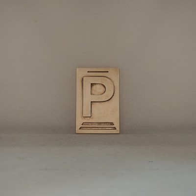 Placa em madeira com a letra P gravada