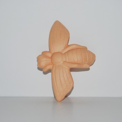 Escultura decorativa em forma de abelha em terracota sobre fundo branco