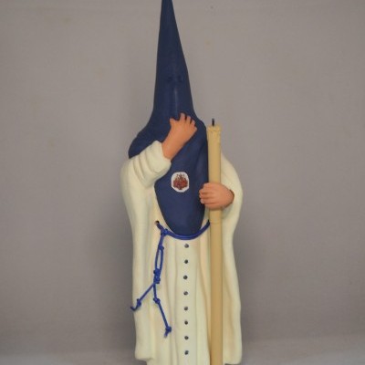 Estatueta de figura religiosa com túnica branca e capuz azul