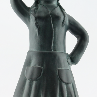 Estatueta preta de mulher a segurar objeto sobre a cabeça