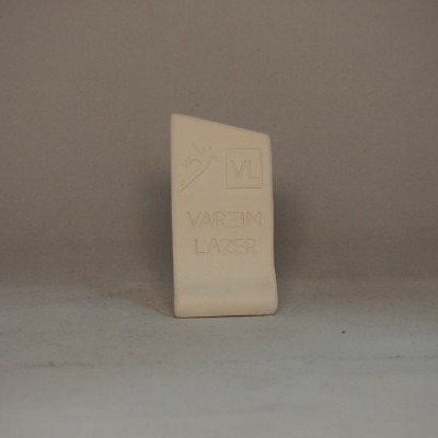 Produto cerâmico bege com inscrição VL VARZIM LAZER sobre superfície cinza