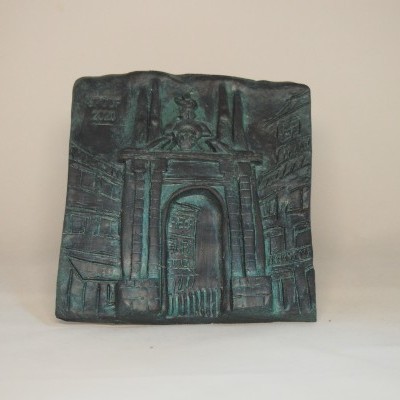 Escultura em bronze verde com figura arquitetônica