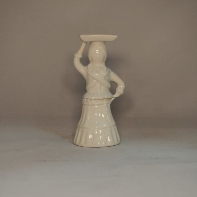 Figurina decorativa em cerâmica branca representando mulher com prato na cabeça