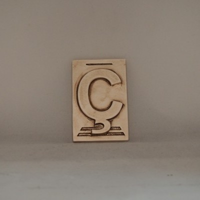 Placa de madeira com símbolo de copyright em relevo