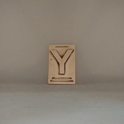 Bloco de impressão em madeira com a letra Y em relevo