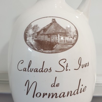 Garrafão cerâmico branco com alça e texto Calvados St. Ives de Normandie
