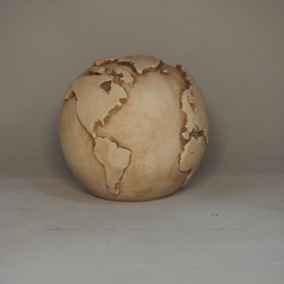 Globo terrestre decorativo em madeira clara com relevo dos continentes