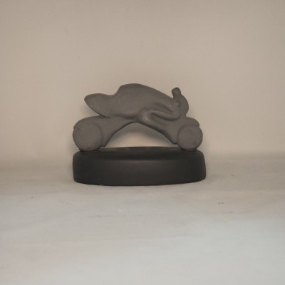 Objeto decorativo em forma de motocicleta cinzenta sobre base preta