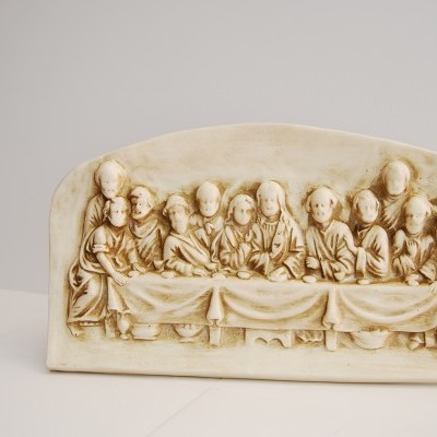 Escultura em resina creme representando a Última Ceia
