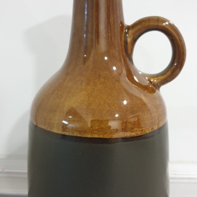 Jarro de cerâmica castanho e preto com asa circular