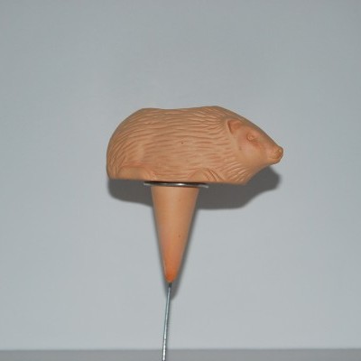 Figura decorativa em terracota em forma de porco sobre suporte cónico