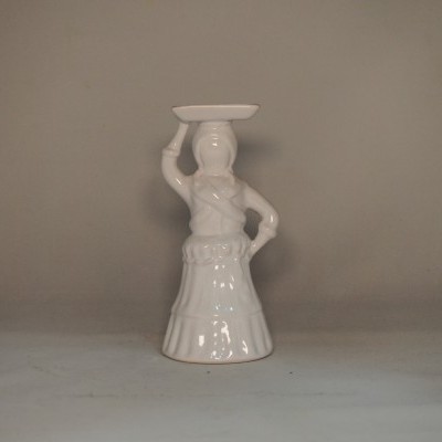 Estatueta branca de cerâmica com mulher e prato na cabeça