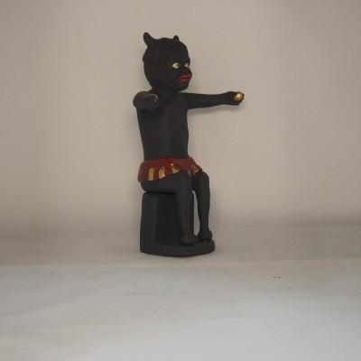 Figura artesanal de gato negro sentado com detalhes em vermelho e dourado