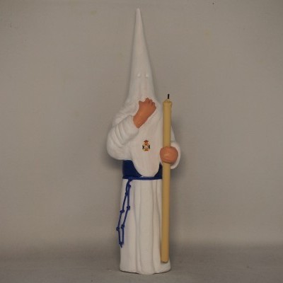 Boneco figurativo com capuz branco e faixa azul segurando objeto amarelo