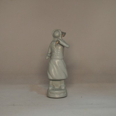 Estatueta de porcelana branca de figura humana com chapéu