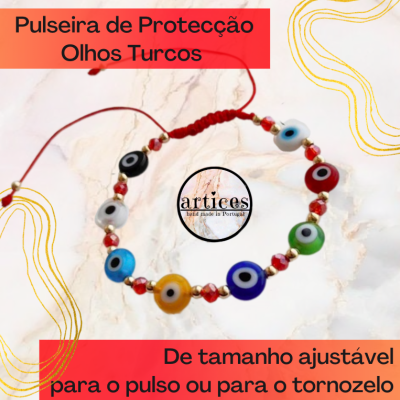 Pulseira ajustável com contas coloridas e olhos turcos sobre fundo de mármore claro