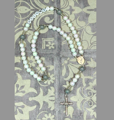 Terço de pérolas brancas e contas cinza com cruz metálica