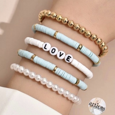 Conjunto de pulseiras coloridas com letras formando LOVE