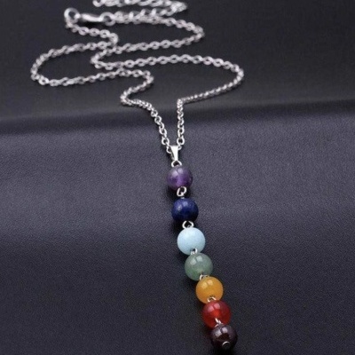 Colar com pedras coloridas em corrente prateada