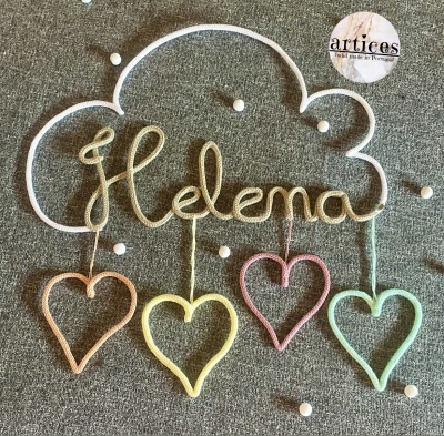 Móbile de arame com o nome Helena e corações coloridos pendurados.