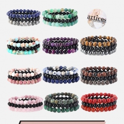 Conjuntos de pulseiras coloridas em contas redondas com etiqueta artices no fundo