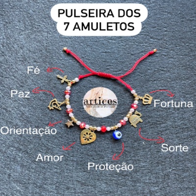 Pulseira vermelha com sete amuletos dourados e contas variadas, sobre fundo cinzento