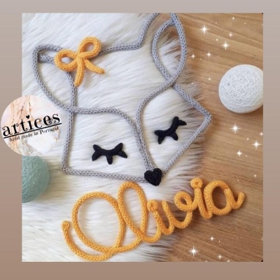 Gorro infantil de malha com olhos bordados e nome Olivia em malha