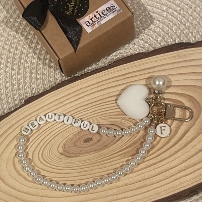Pulseira de contas imitando pérolas com letras 