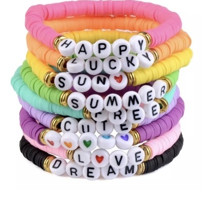 Conjunto de pulseiras coloridas com contas de letras formando palavras e pequenos corações