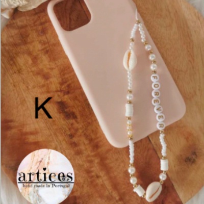 Capa telemóvel rosa claro com acessório de pérolas e búzios e selo artices hand made in Portugal