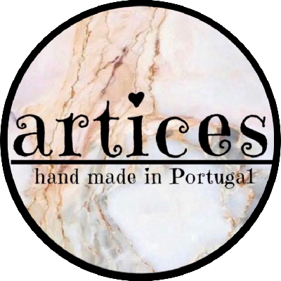 Logótipo redondo com texto 'articles hand made in Portugal' sobre fundo de mármore