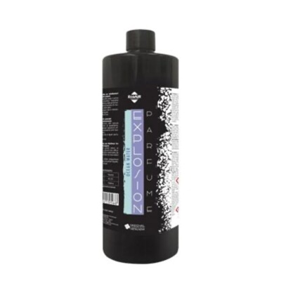 Frasco preto de plástico com rótulo azul e branco de produto cosmético