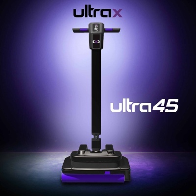 Patinete elétrico preto com detalhes roxos e painel digital, texto ultra x e ultra 45 no fundo lilás