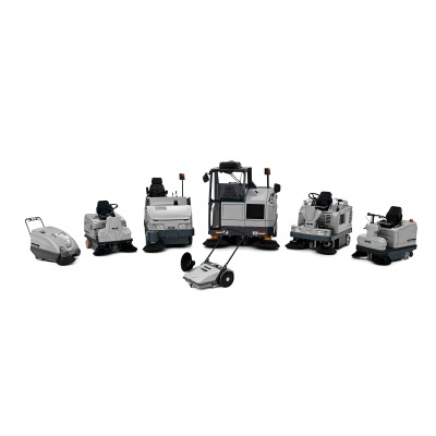 Máquinas industriais de limpeza cinza claro com assentos pretos, várias modelos em fundo branco