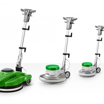 Três máquinas de limpeza polidoras com base redonda, duas cinza e uma verde