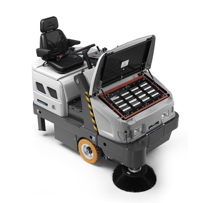 Varredeira industrial cinzenta com banco preto e escova circular dianteira