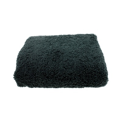 Toalha de banho preta felpuda dobrada