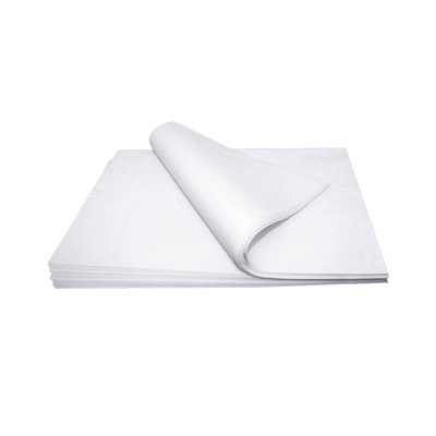 Folhas brancas de papel empilhadas com uma folha dobrada no topo