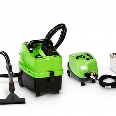 Equipamentos de limpeza profissional verdes e metálicos com cabos e mangueiras