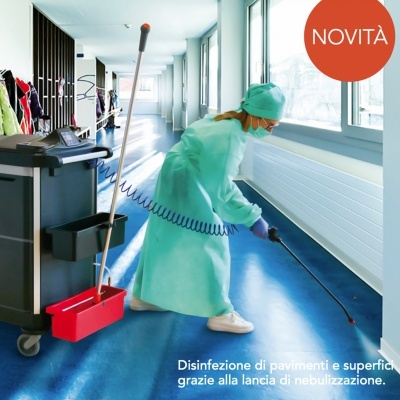 Profissional de limpeza com equipamento de desinfeção em corredor moderno