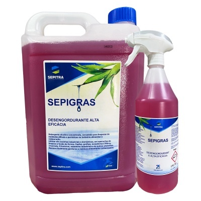 Produtos de limpeza desengordurante SEPIGRAS em embalagens plásticas com líquido vermelho