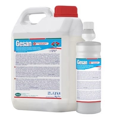 Dois recipientes plásticos brancos com tampas de cores diferentes, um grande e um pequeno, com etiquetas azuis e vermelhas contendo texto sobre produto Gesan.