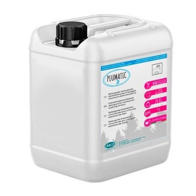 Recipiente plástico branco com tampa preta e etiqueta azul e rosa de produto químico