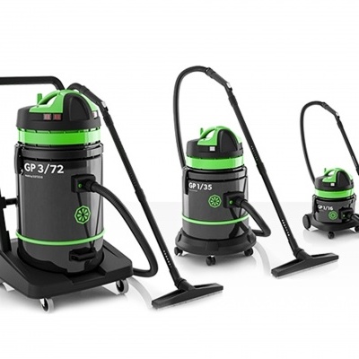Três aspiradores industriais pretos com detalhes verdes de tamanhos diferentes