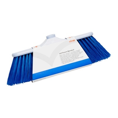Vassoura de cerdas azuis com suporte branco e etiqueta branca