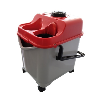 Baldes de limpeza cinzento e vermelho com rodas e compartimentos